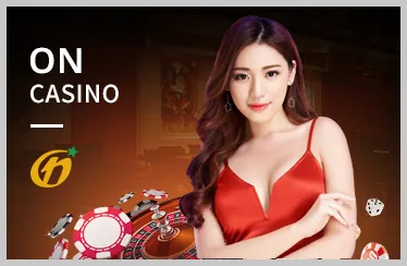 Sảnh casino trực tuyến với dealer xinh đẹp đang chia bài Baccarat